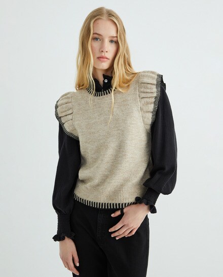 Chaleco de punto con volantes y contraste