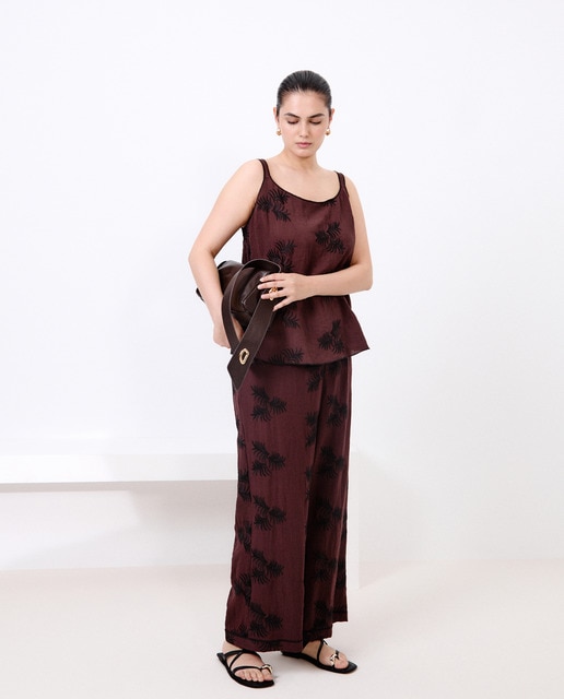 Imagen 0 de Pantalón de mujer cropped bordado
