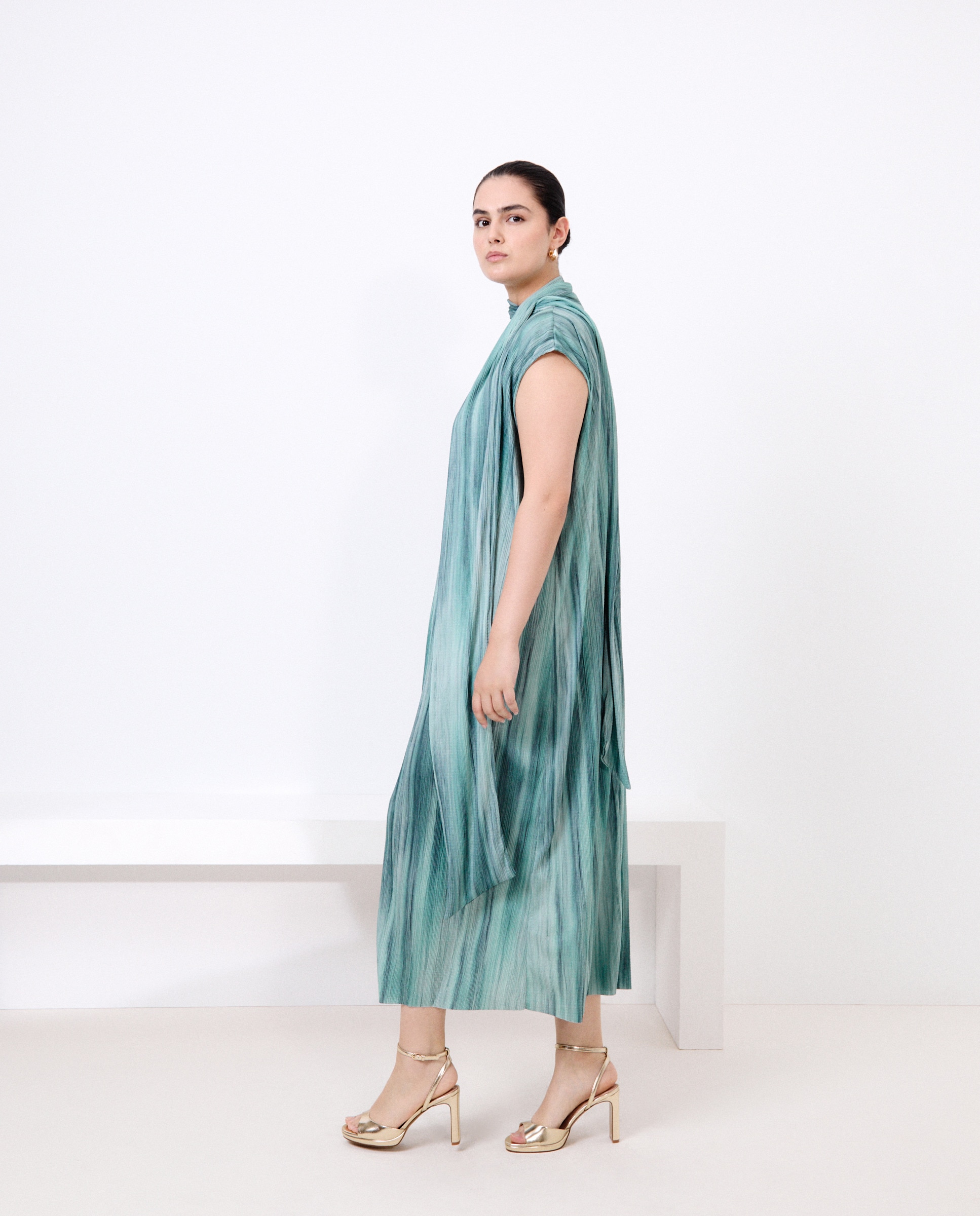 Vestido Comprido sem Mangas e com Estampado Verde-3