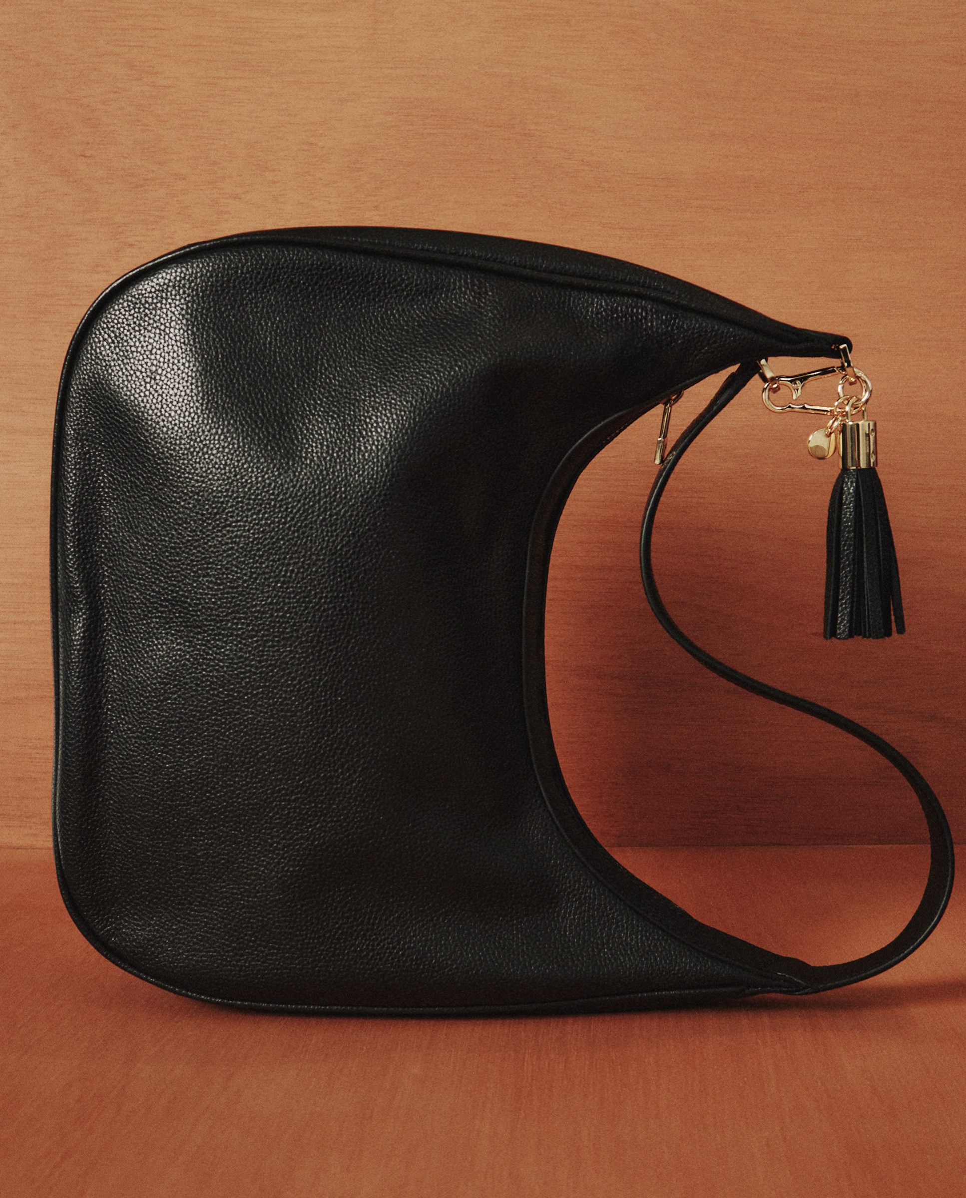 Mala Meia Lua com Pompom Preto-4