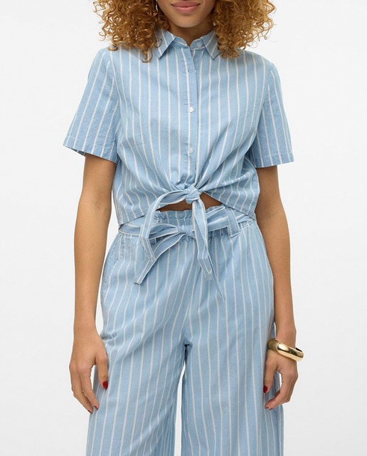 Imagen 0 de Camisa denim corta de mujer