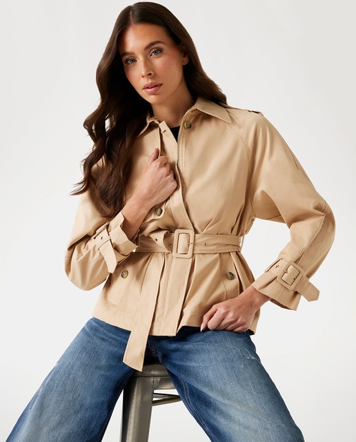Imagen 0 de Gabardina corta de mujer