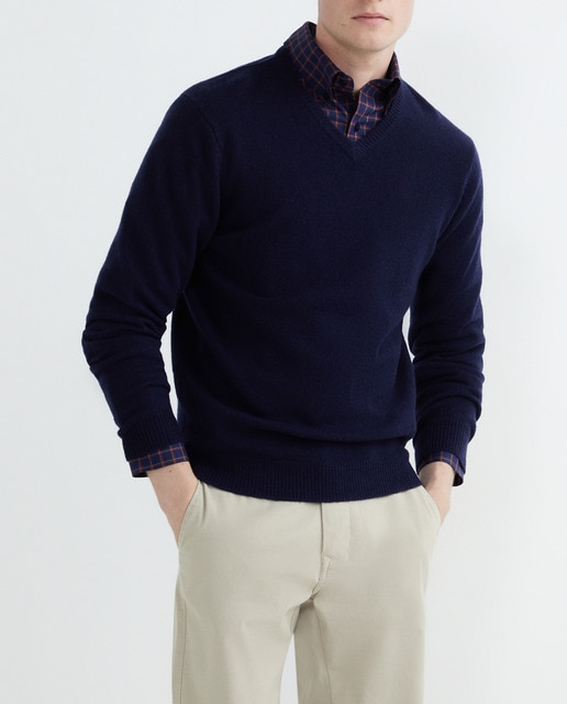 Imagen 0 de Jersey de lambswool de cuello pico de hombre.