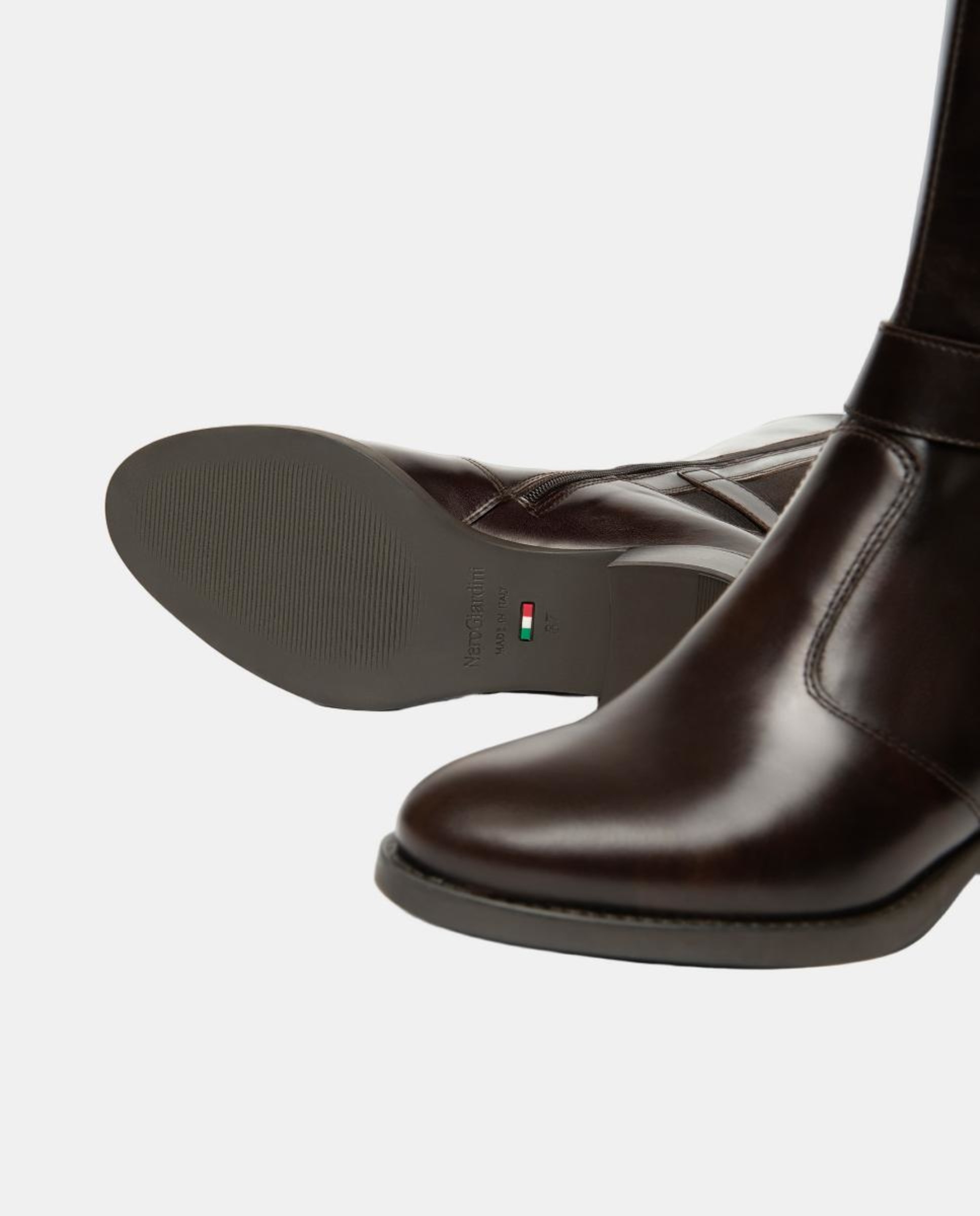 Botas em Pele com Salto Castanho-4