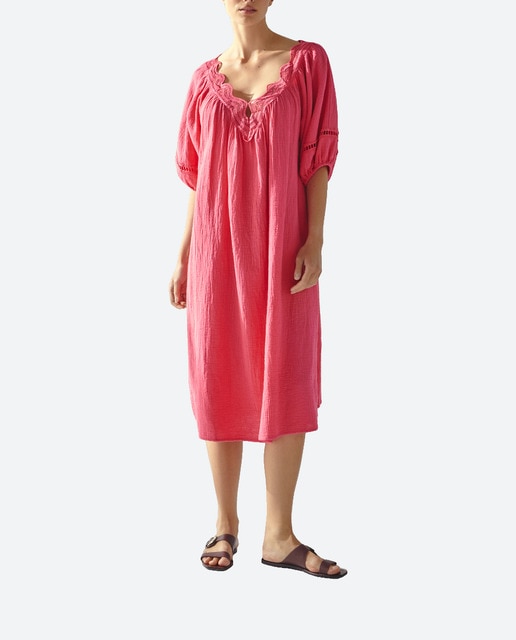 Imagen 0 de Vestido corto con detalle en escote