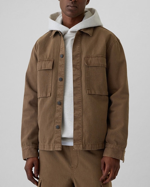 Imagen 0 de Sobrecamisa de hombre con botones frontales y bolsillos de parche en el pecho