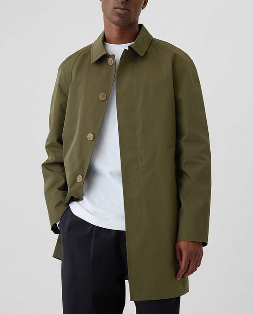 Imagen 0 de Chubasquero de hombre  repelente al agua. Cuello de punta y botón en la parte delantera. Bolsillos inclinados.