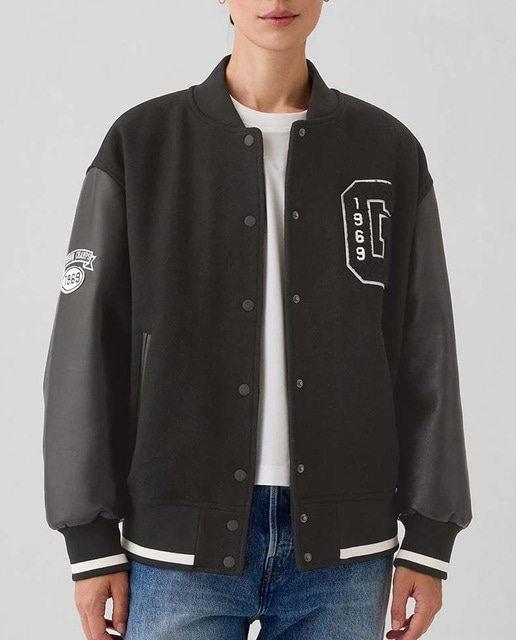 Imagen 0 de Cazadora de mujer universitaria de manga larga con logotipo universitario en la parte delantera y en la manga