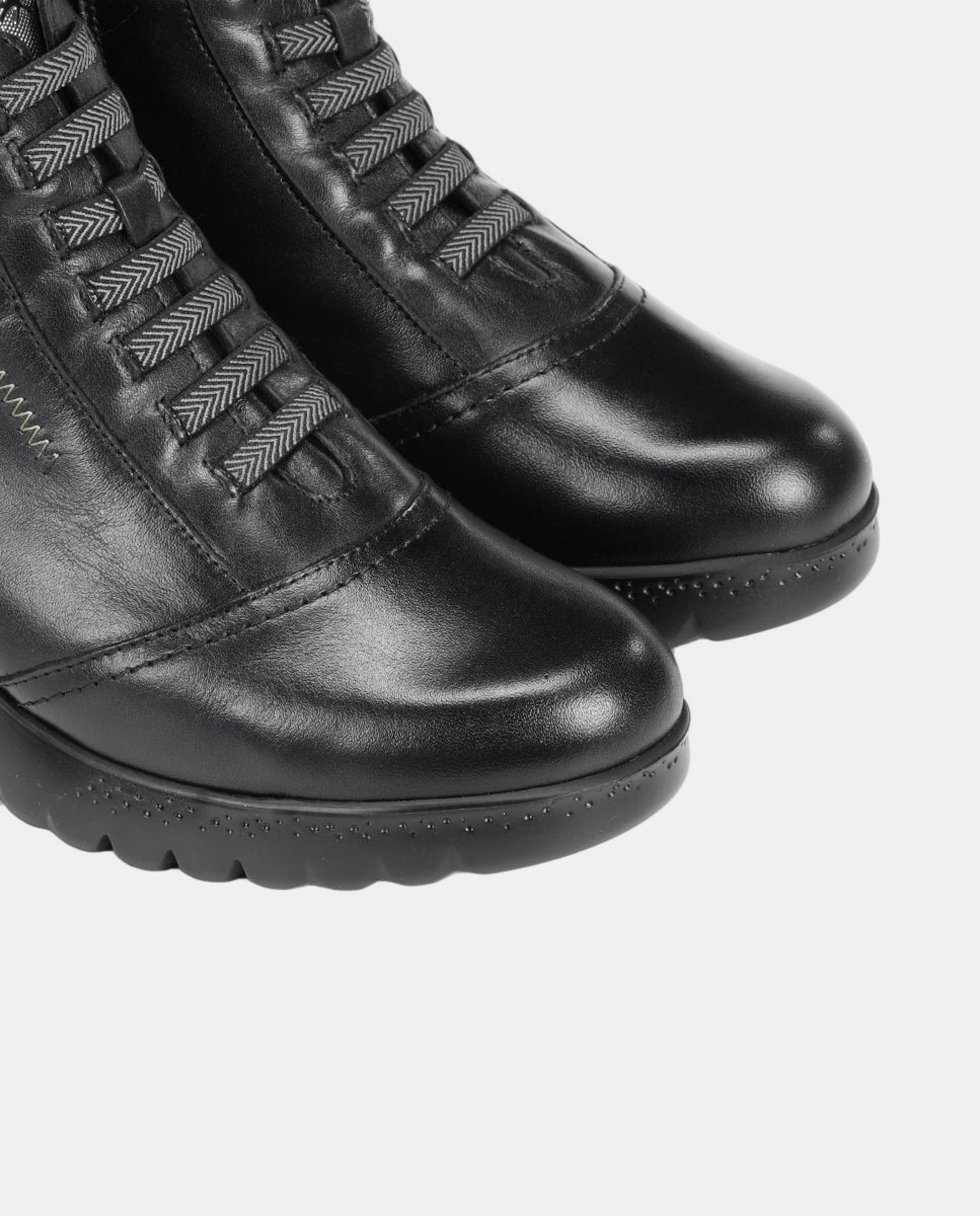 Botins em Pele com Cunha Confort Preto-6