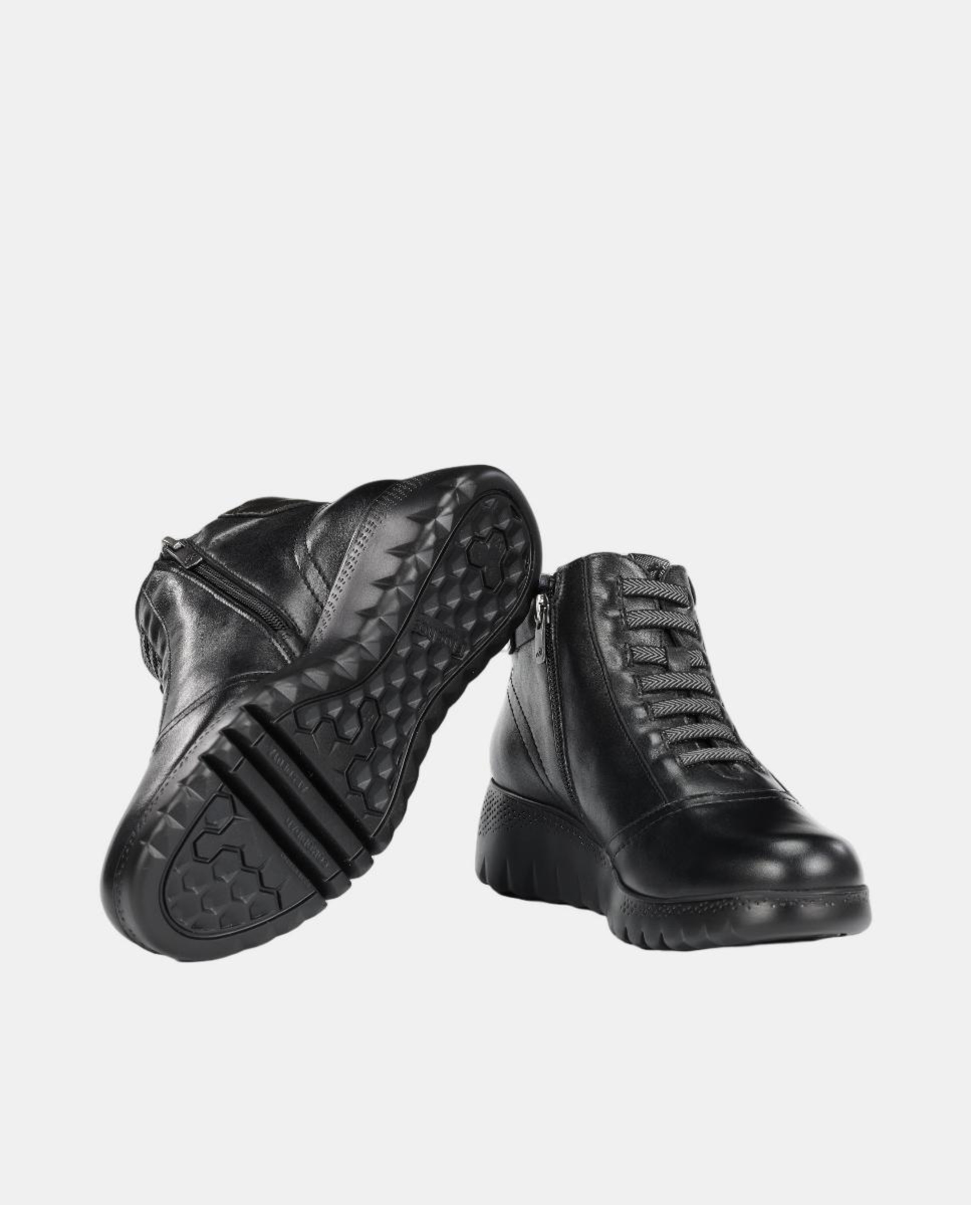 Botins em Pele com Cunha Confort Preto-4
