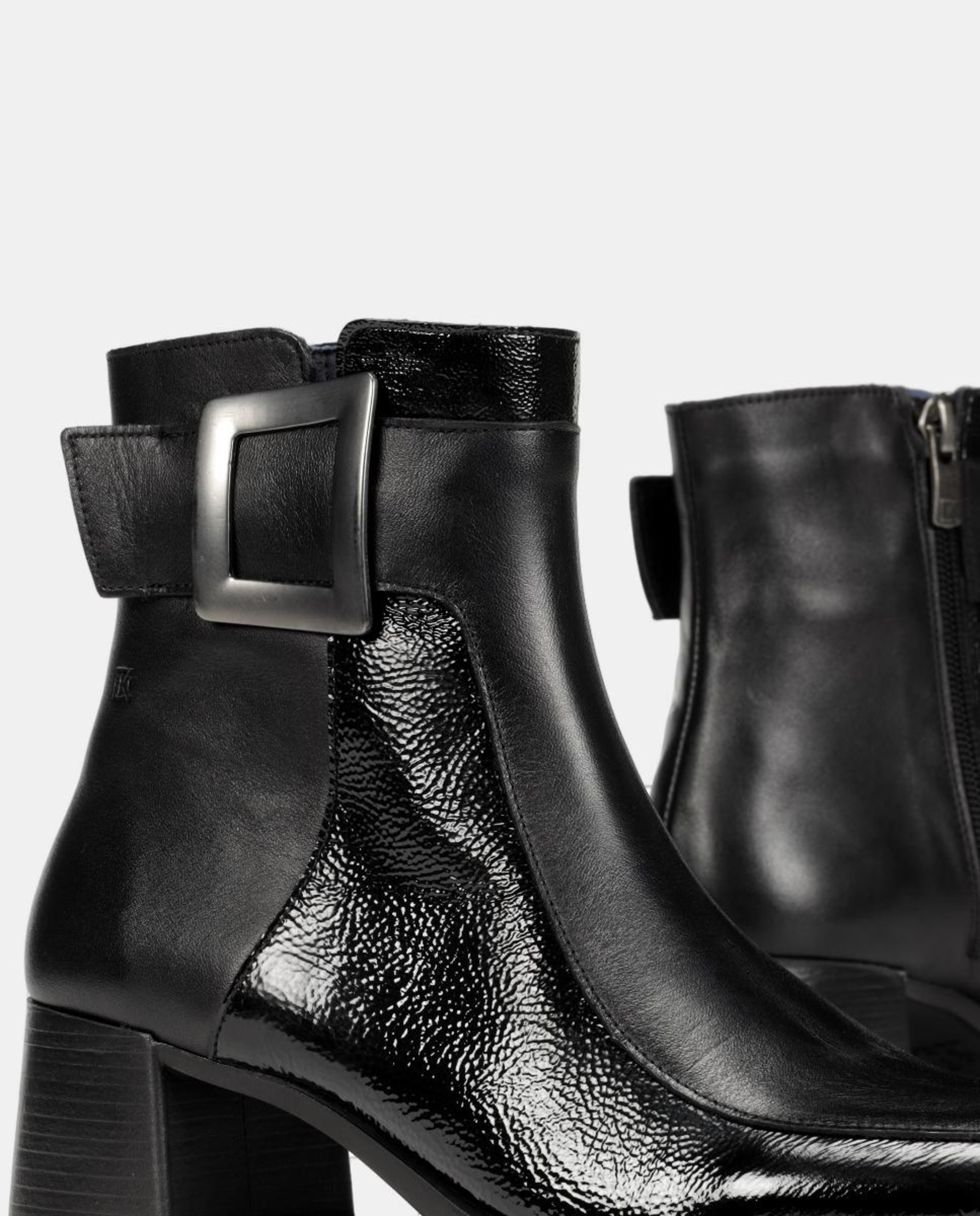 Botins em Pele com Salto Médio Preto-7