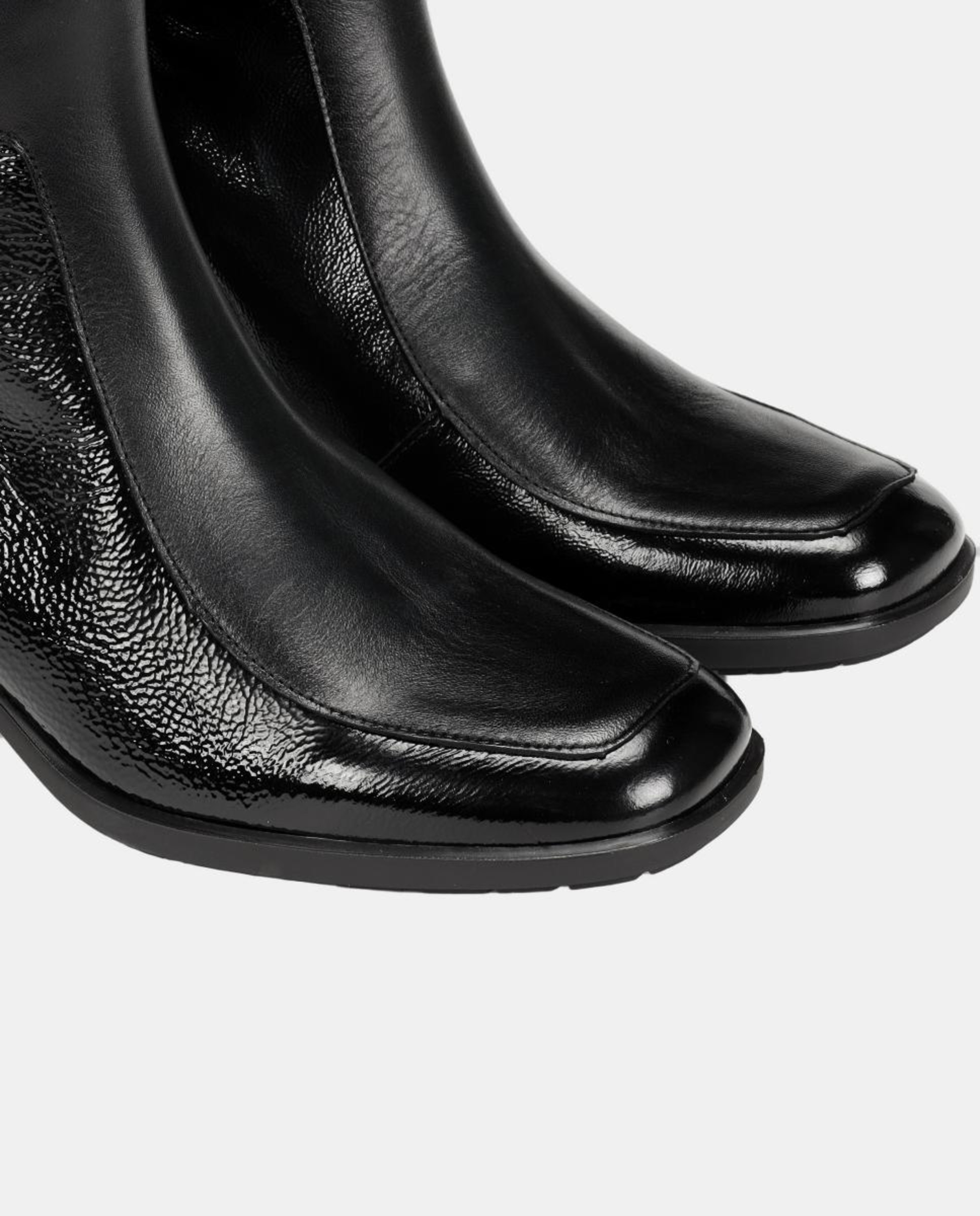 Botins em Pele com Salto Médio Preto-6