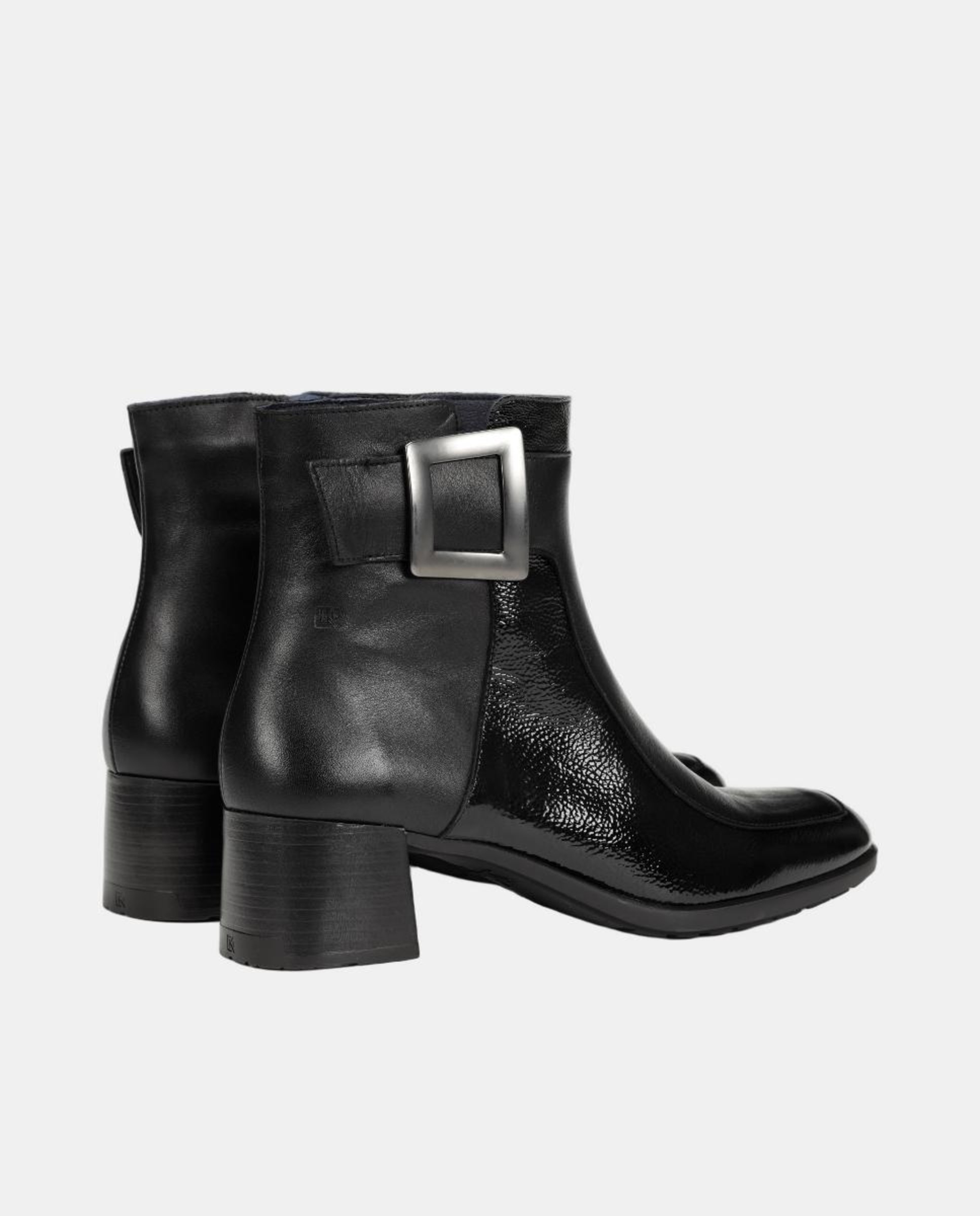 Botins em Pele com Salto Médio Preto-3