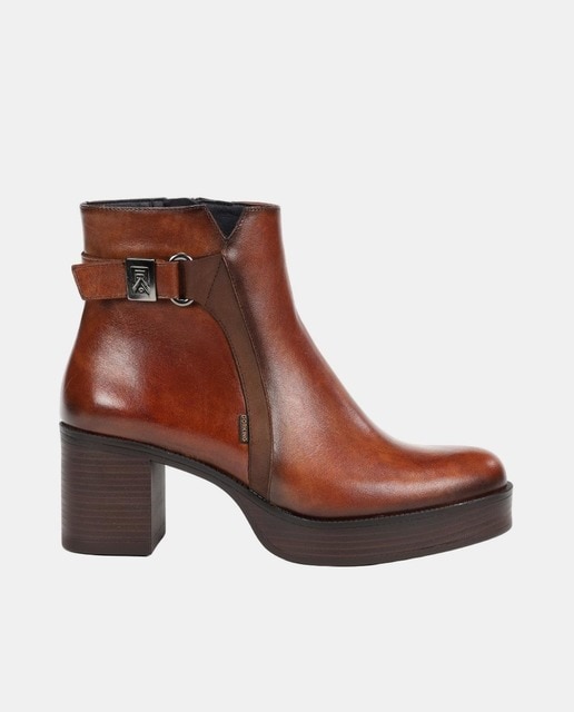 Imagem 0 de Botins em Pele com Salto
