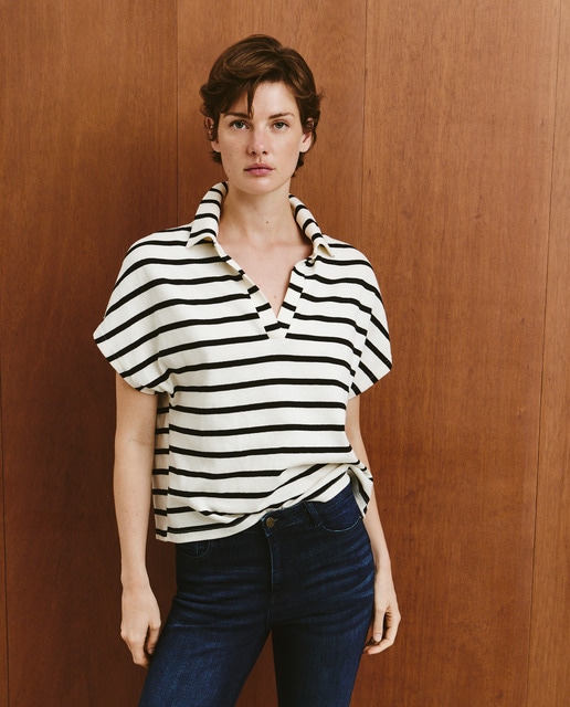 Imagen 0 de Polo estampado corto de mujer