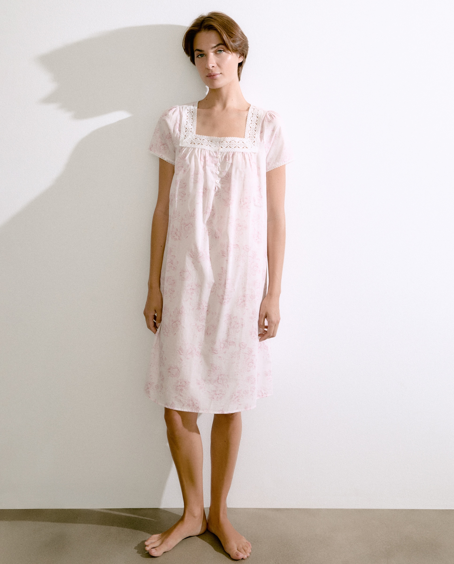 Camisa de Dormir com Detalhe de Botões e Bordados Rosa-2