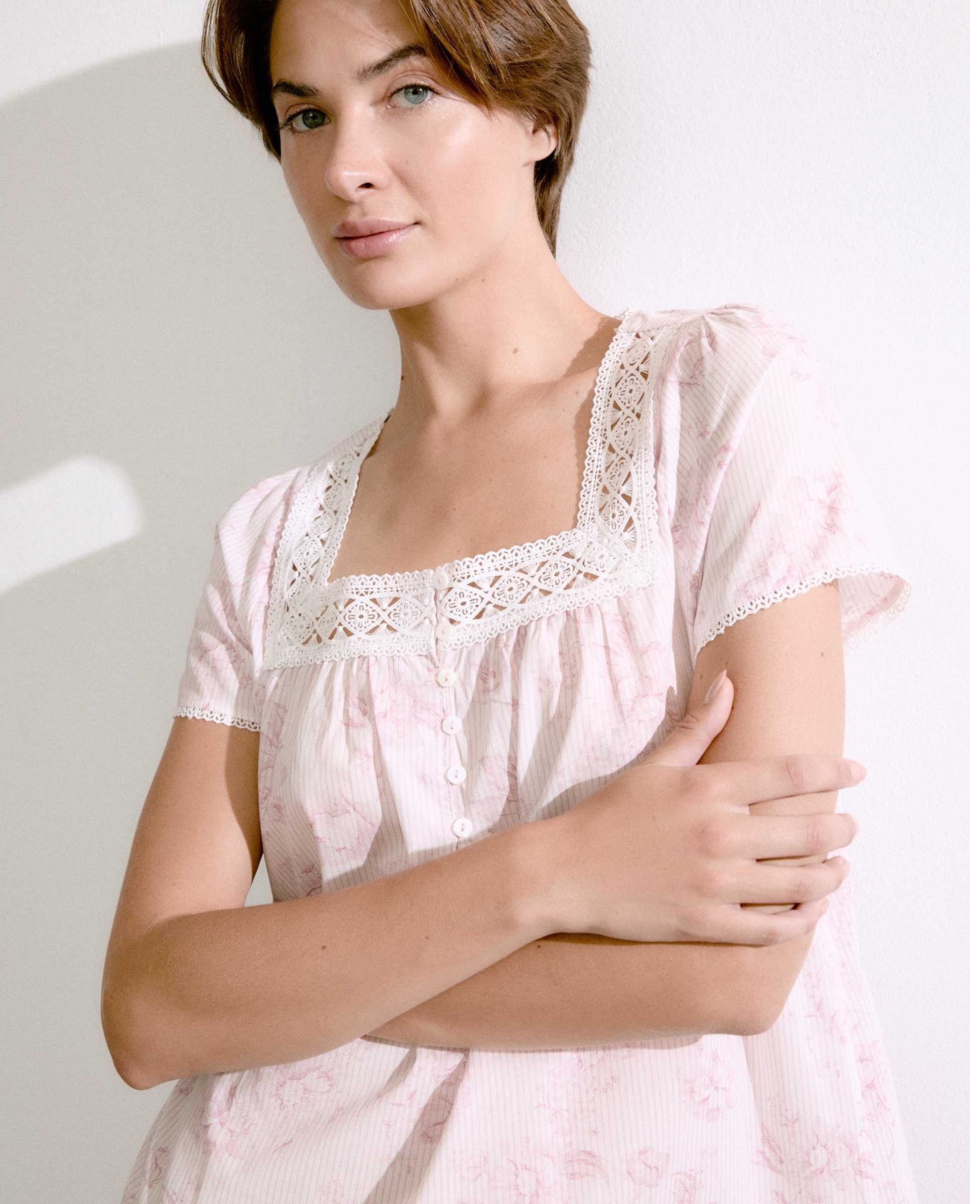 Camisa de Dormir com Detalhe de Botões e Bordados Rosa-1