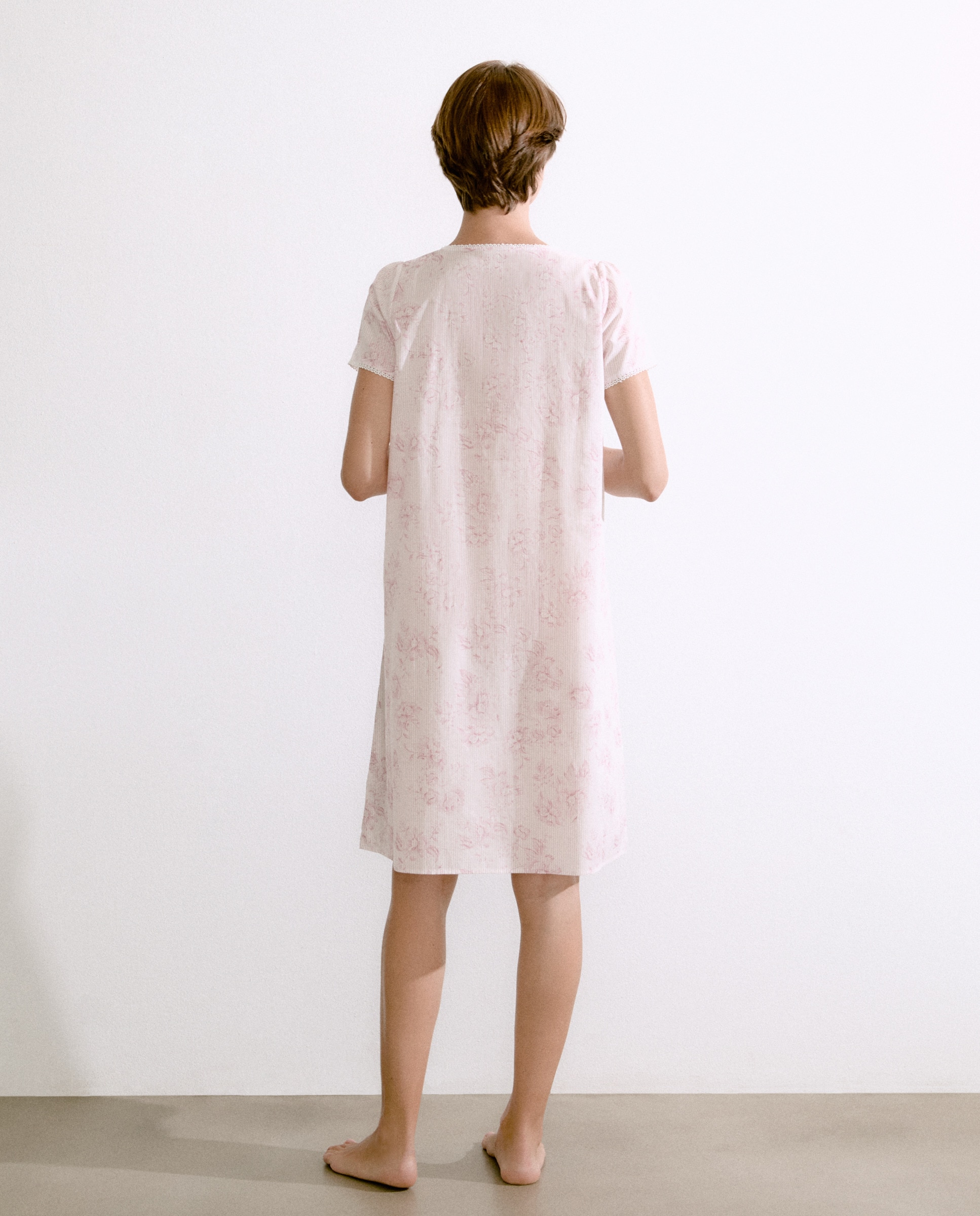 Camisa de Dormir com Detalhe de Botões e Bordados Rosa-3