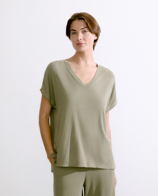 Imagem 0 de T-shirt Curta com Decote em Bico