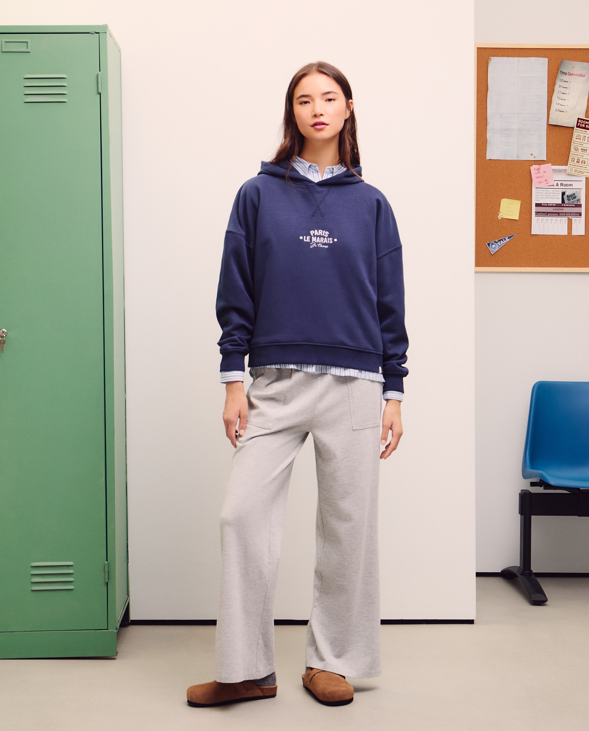 Sweatshirt Fechada com Capuz, Efeito de Lavagem e Bordado à Frente. Azul-marinho-2