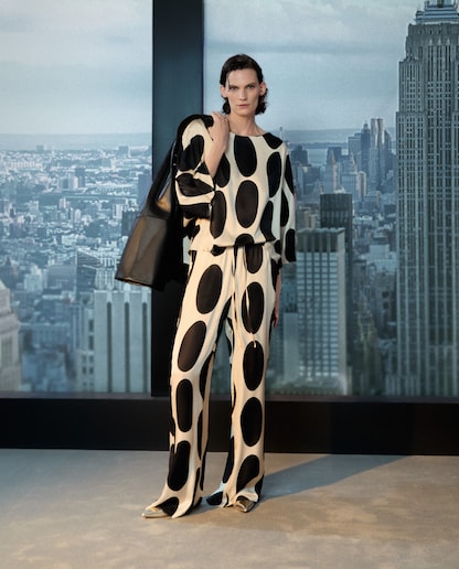 Imagen 0 de Pantalón ancho de mujer con lunares