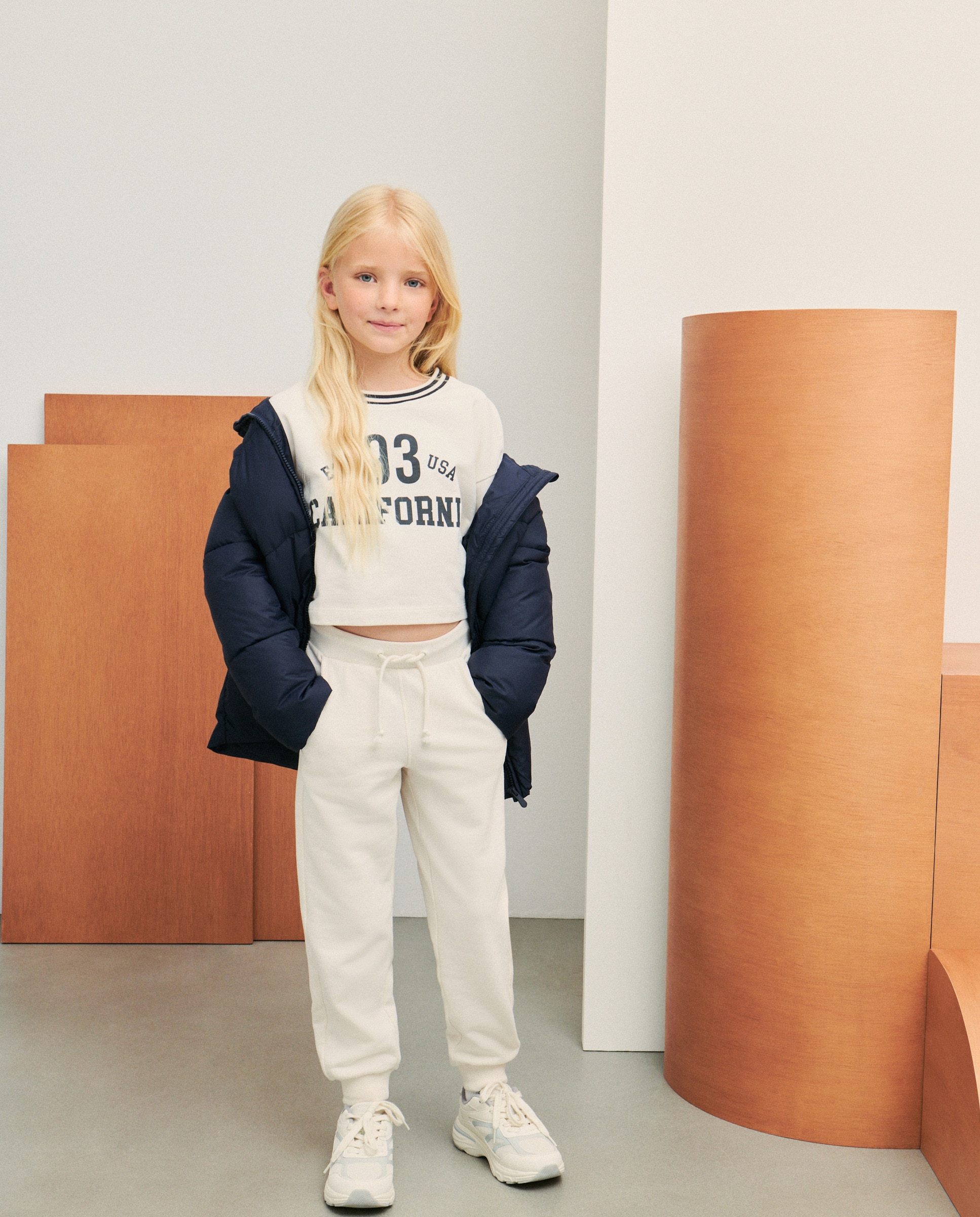 Conjunto de Felpa com Joggers e Sweatshirt Cropped de Decote Redondo Branco-2