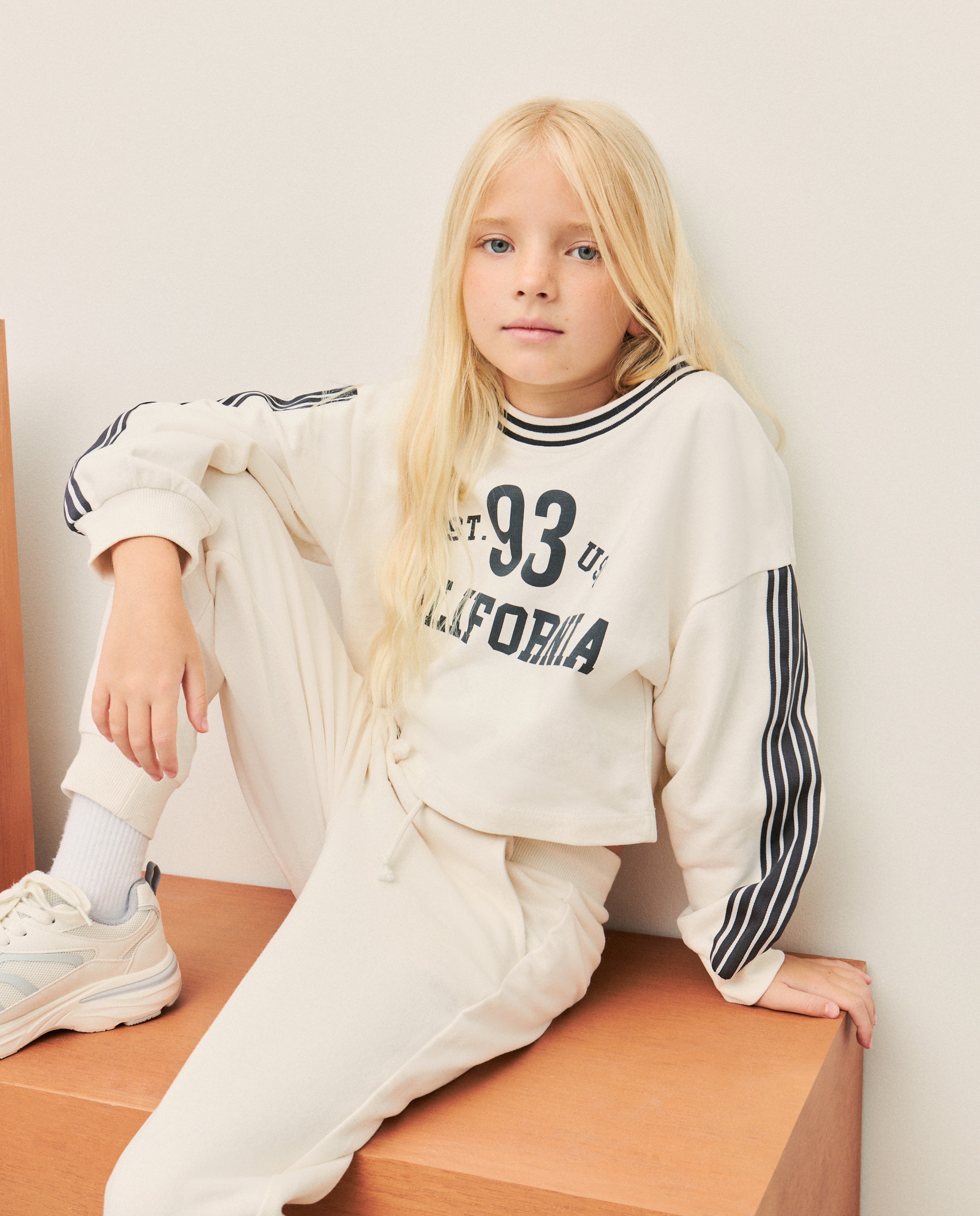 Conjunto de Felpa com Joggers e Sweatshirt Cropped de Decote Redondo Branco-1