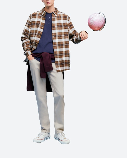 Imagen 0 de Pantalón vaquero color en fit slim.