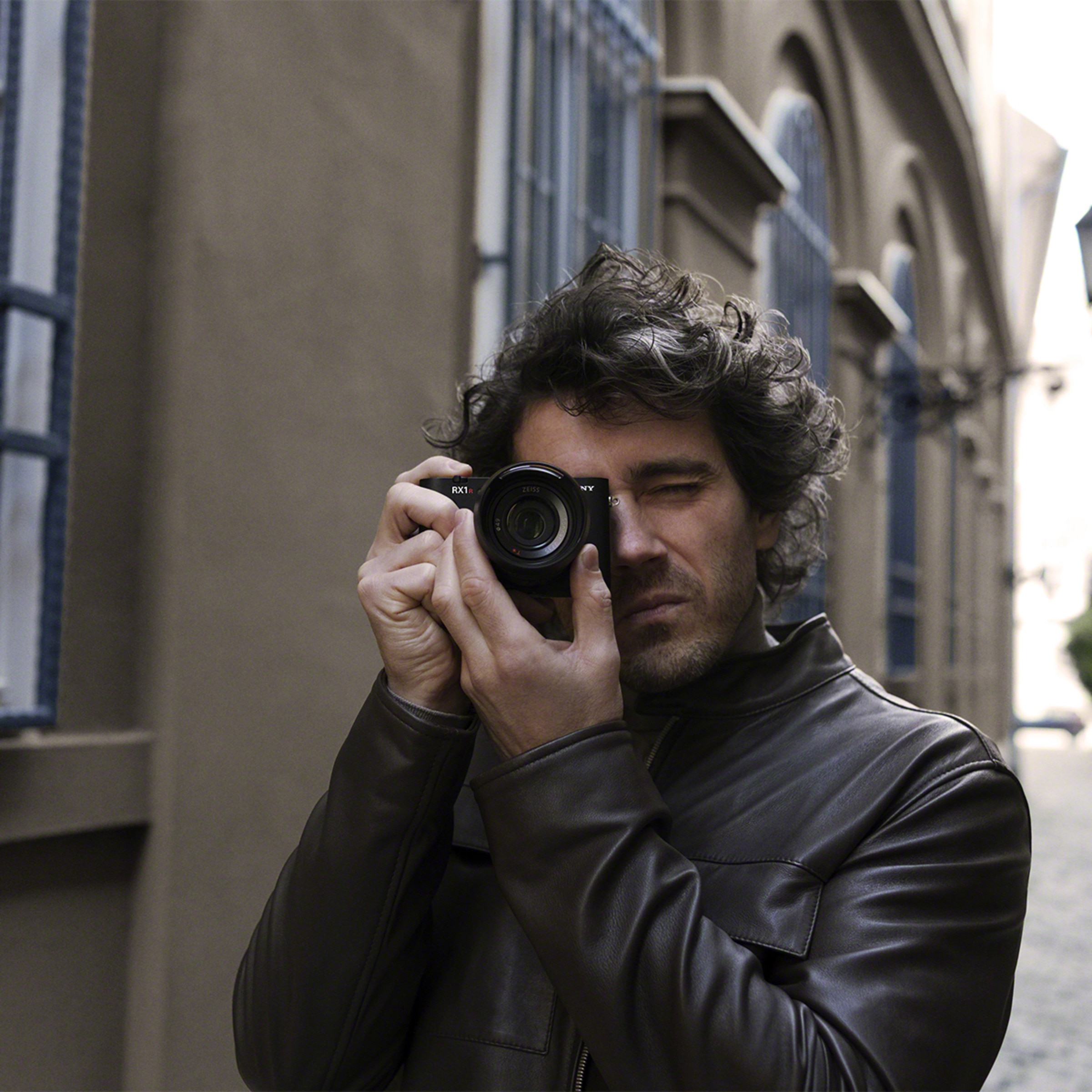 Sony RX1R III. Cámara compacta full frame con objetivo fijo, 61 MP, reconocimiento de sujetos basado en IA y herramientas creativas (DSCRX1RM3B) Negro-11