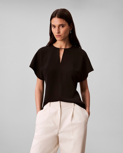 Imagem 0 de Blusa de Manga Curta com Detalhe Metálico
