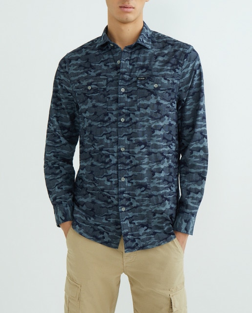 Imagen 0 de Camisa de hombre con estampado militar.
