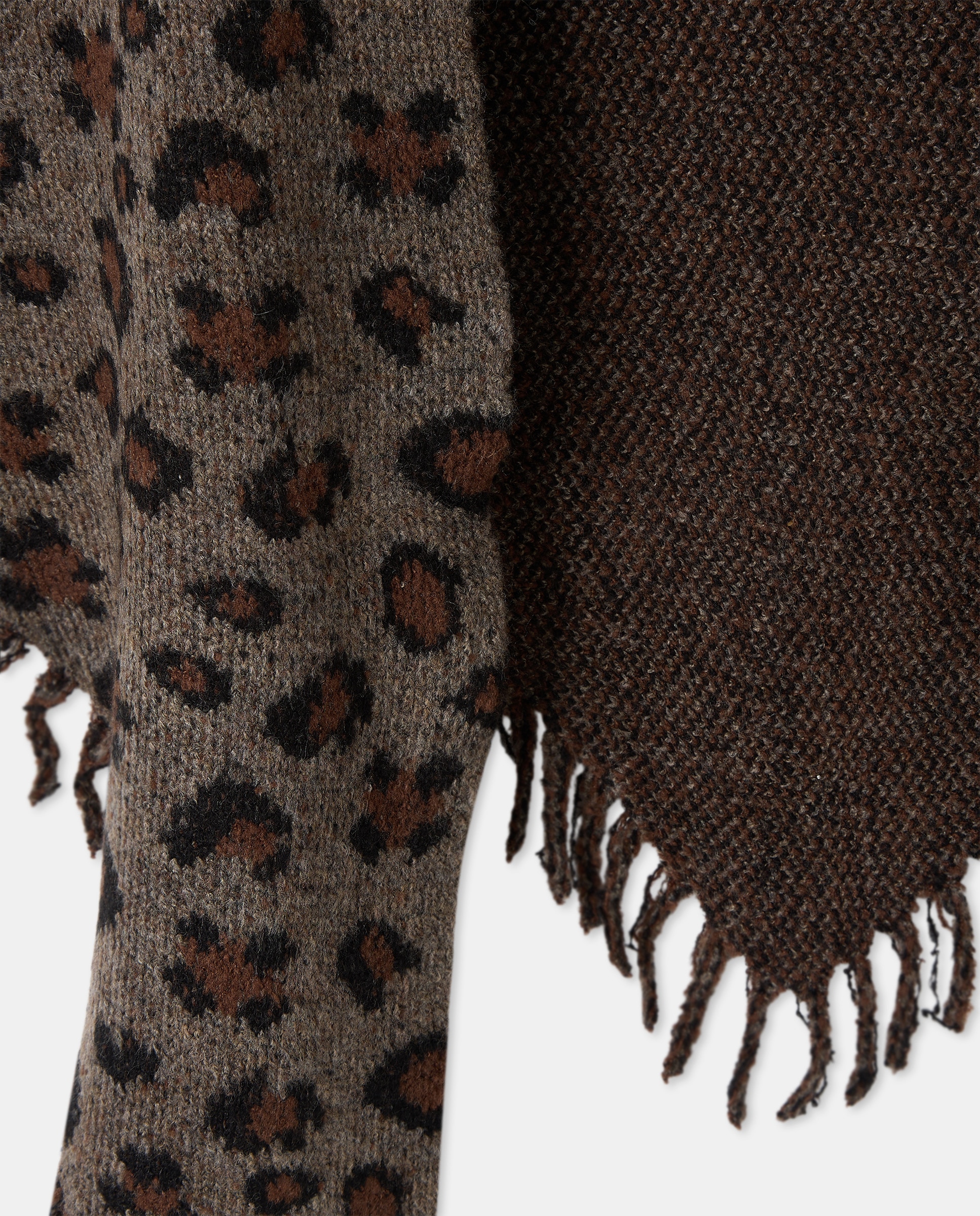 Estola em Bico com Animal Print de Leopardo Castanho-3