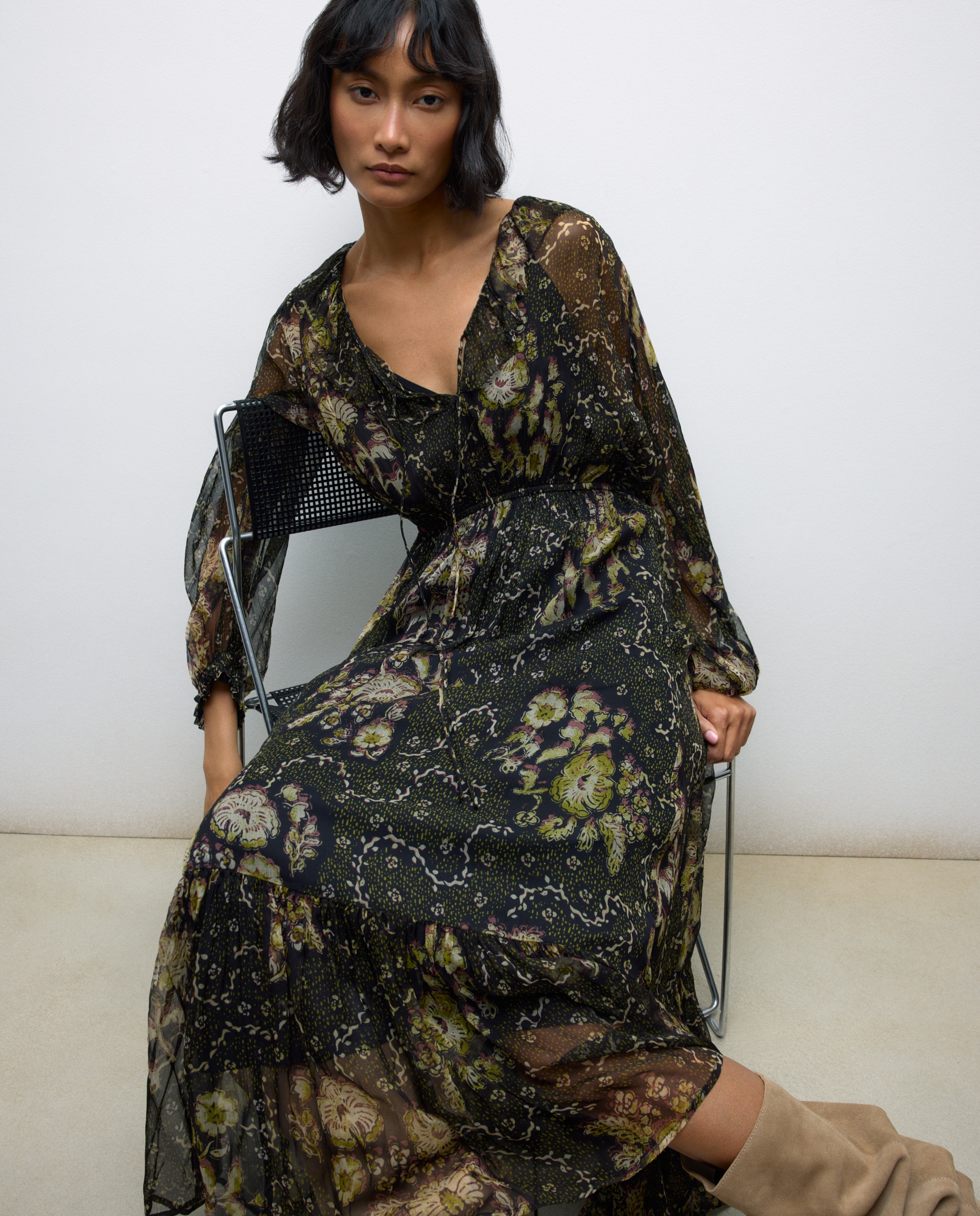 Vestido Comprido Estampado de Manga Comprida com Decote em Bico com Folho Preto-4