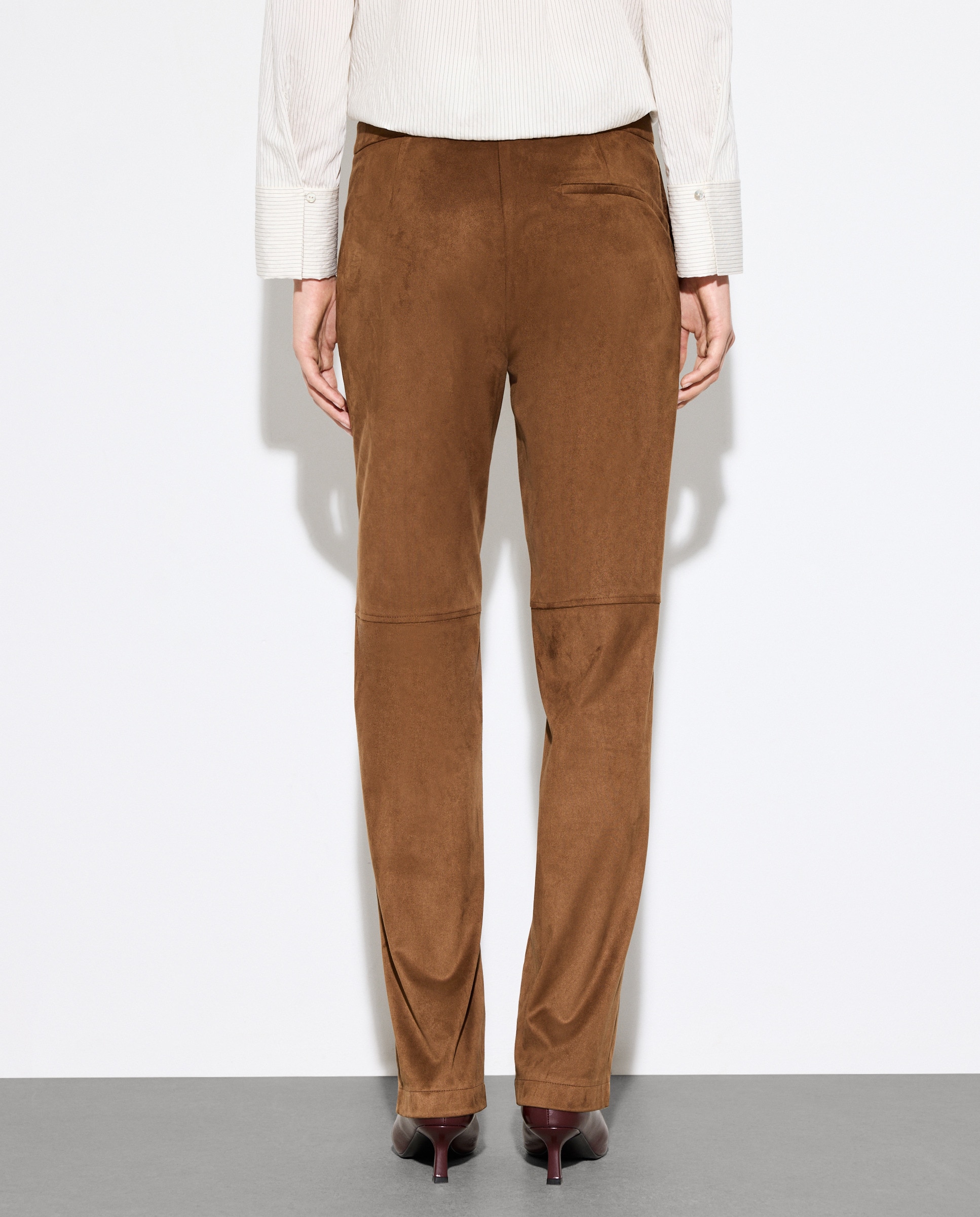 Calças Lisas Regular de Camurcina Castanho-3