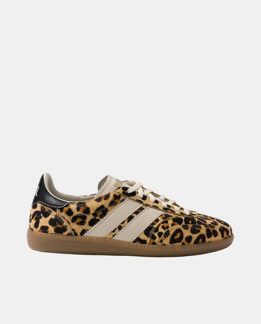 Imagen 0 de Zapatillas de piel de mujer asimétricas inspiradas en el balonmano