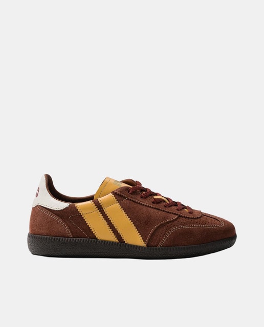 Imagen 0 de Zapatillas de piel de mujer asimétricas inspiradas en el balonmano