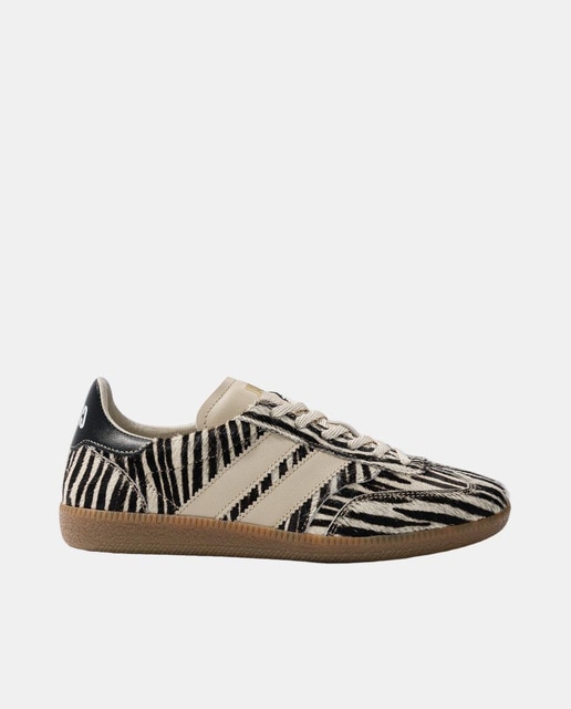 Imagen 0 de Zapatillas de piel de mujer asimétricas inspiradas en el balonmano