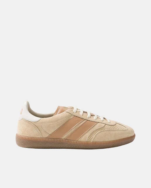 Imagen 0 de Zapatillas de piel de mujer asimétricas inspiradas en el balonmano