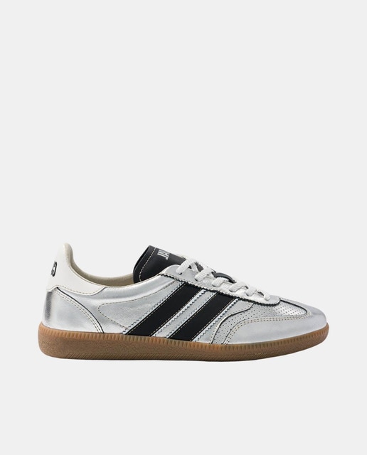 Imagen 0 de Zapatillas de piel de mujer asimétricas inspiradas en el balonmano