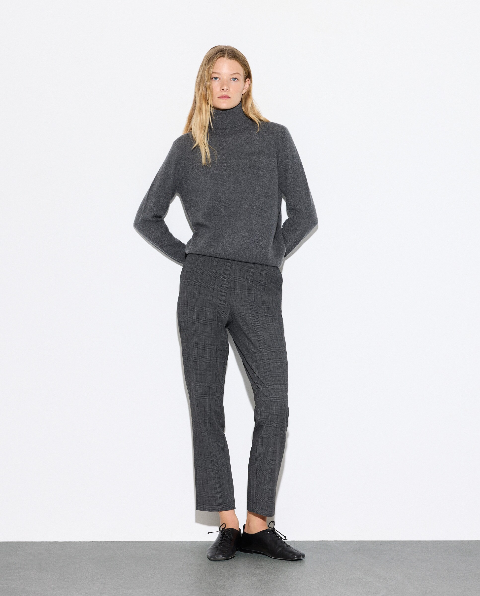 Calças Semi Skinny com Elástico e Estampado aos Quadrados 820 Cinzento Médio-1