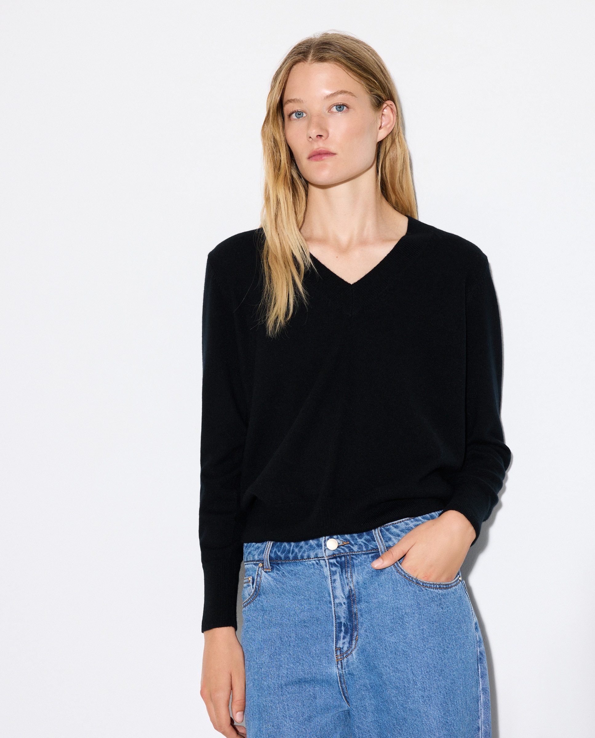 Camisola de Malha Lisa com Decote em Bico Preto-2