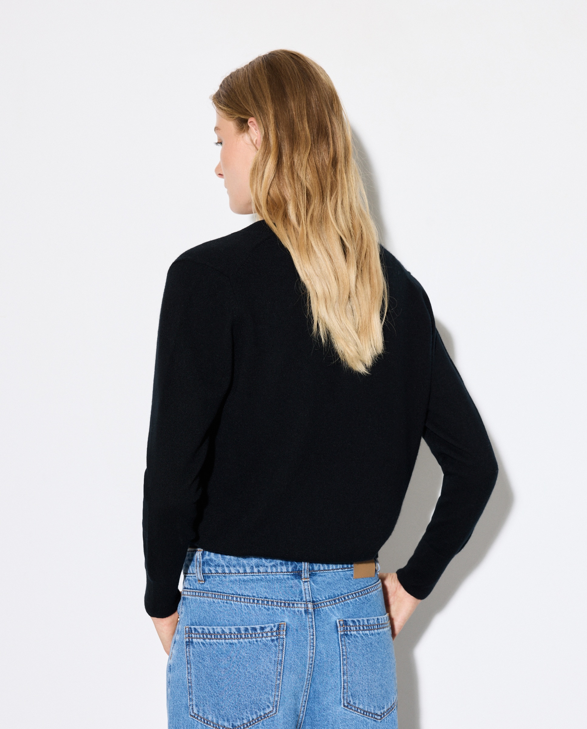 Camisola de Malha Lisa com Decote em Bico Preto-3