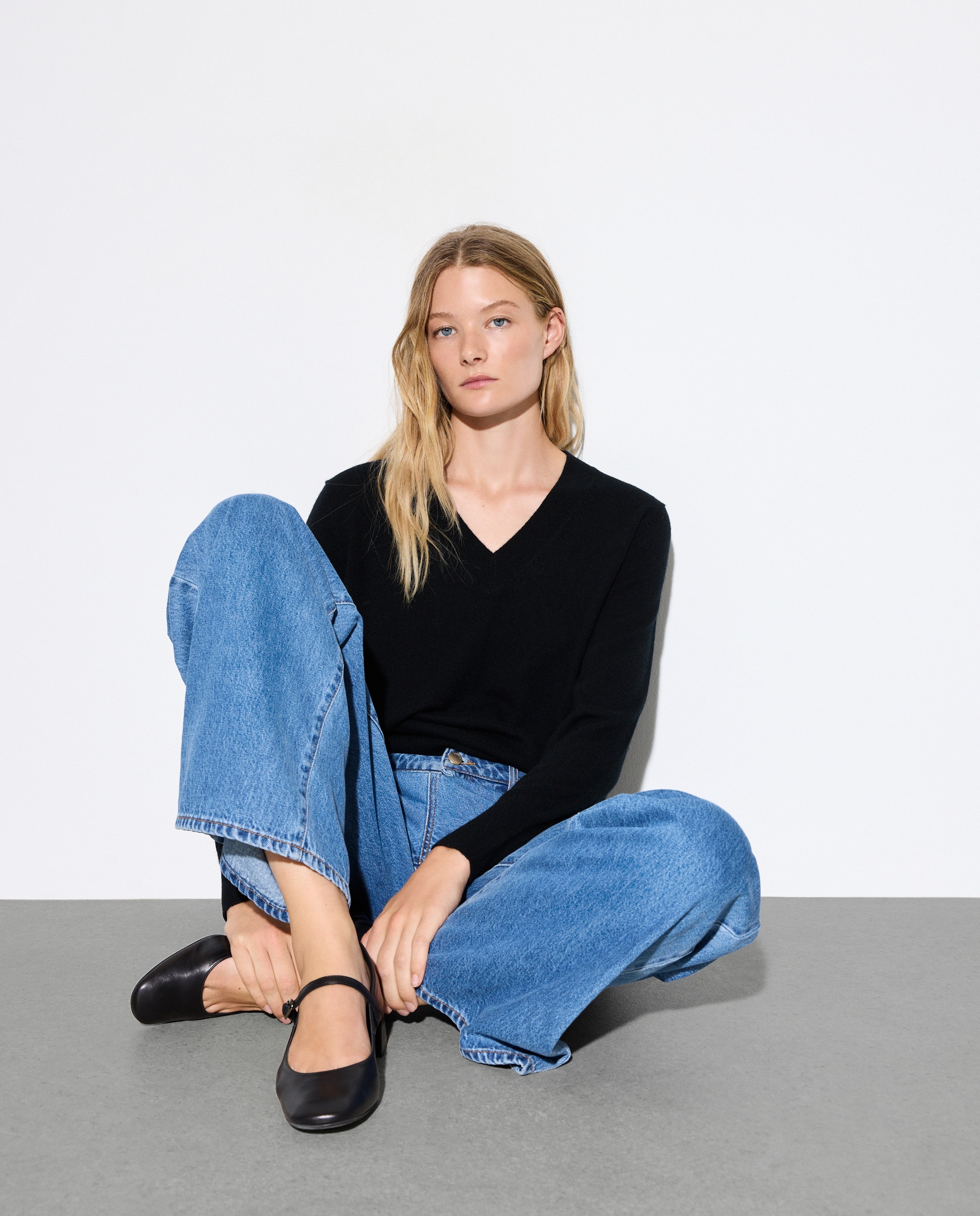Camisola de Malha Lisa com Decote em Bico Preto-1