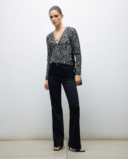 Imagen 0 de Pantalón de mujer denim flare cinco bolsillos tiro medio