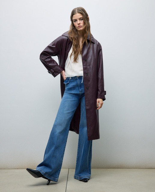 Imagem 0 de Jeans Flare com Corrente e Cintura Média