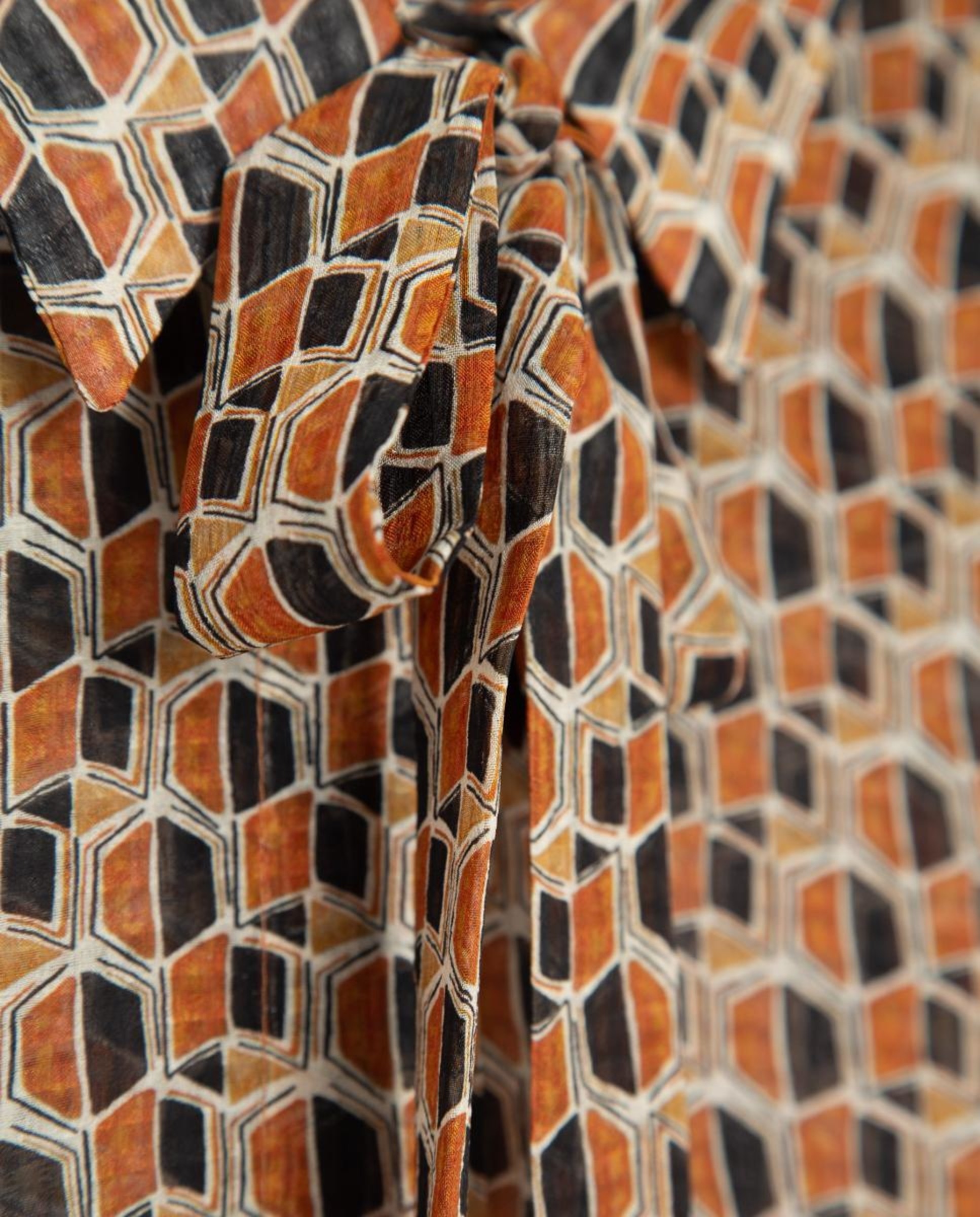Blusa com Laço e Estampado Geométrico Castanho-claro-6