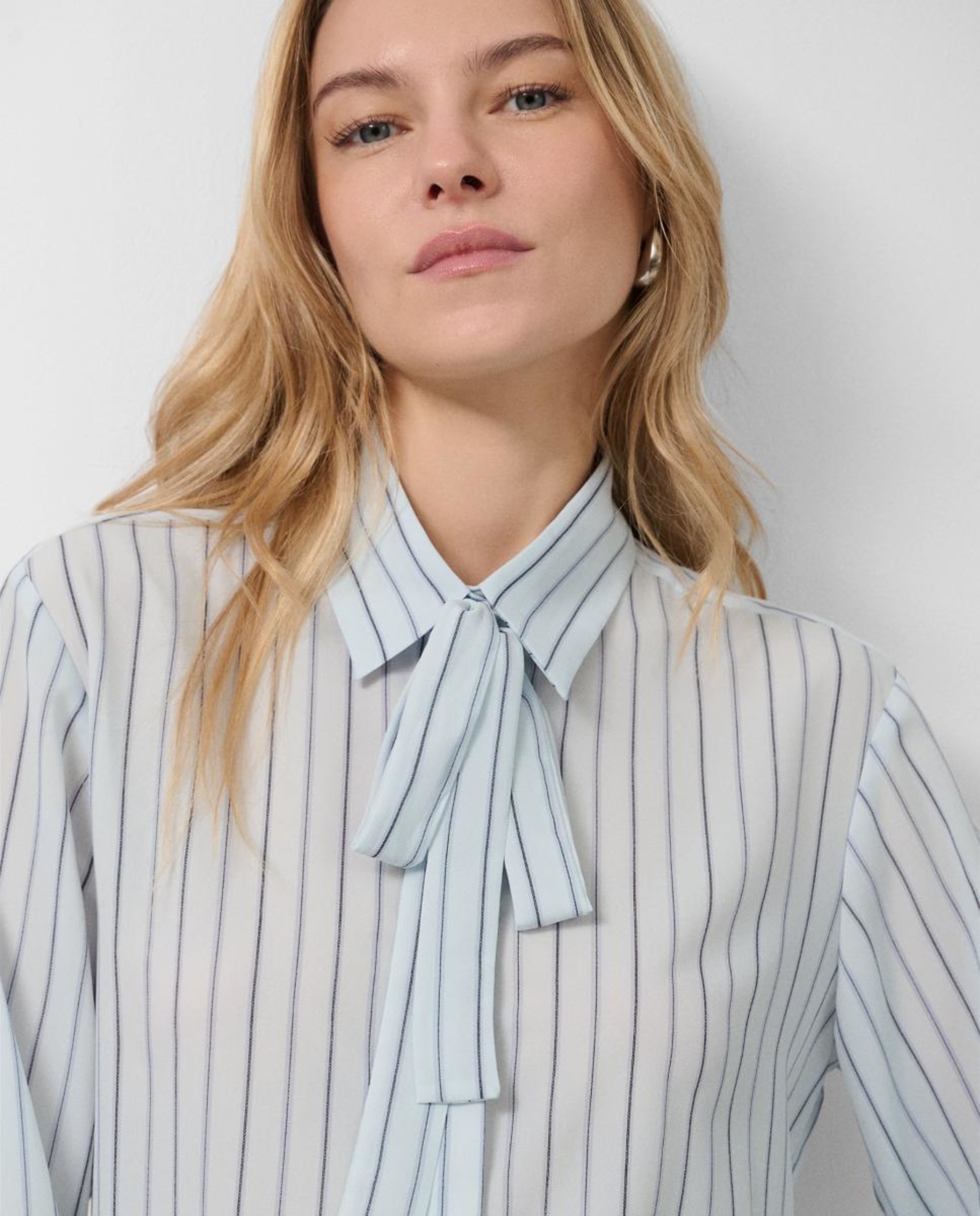 Camisa às Riscas com Laço no Colarinho Turquesa-2