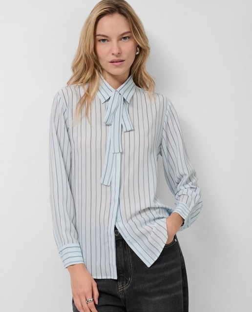 Imagem 0 de Camisa às Riscas com Laço no Colarinho