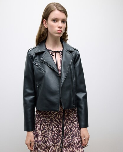 Imagen 0 de Cazadora biker de mujer con solapa y tachas efecto piel.