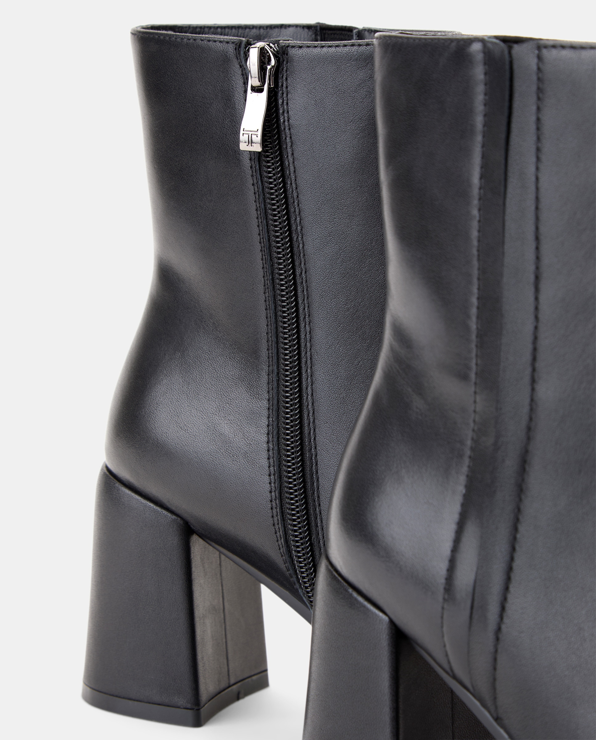 Botas de Salto Básicas com Sola de Borracha Preto-4